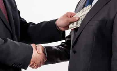 Las empresas que apuesten por sobornar a funcionarios para vender productos o servicios, o pretendan presionar para refrendar contratos, no sólo dejarán de ser proveedores del gobierno, sino que serán investigadas, advirtió el presidente Andrés Manuel López Obrador. (ARCHIVO)