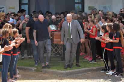 Cientos de personas se han dado cita en las instalaciones del club, que abrieron sus puertas temprano para el servicio funerario. Hay vallas en sus alrededores y acceso restringido para la prensa. (EFE)