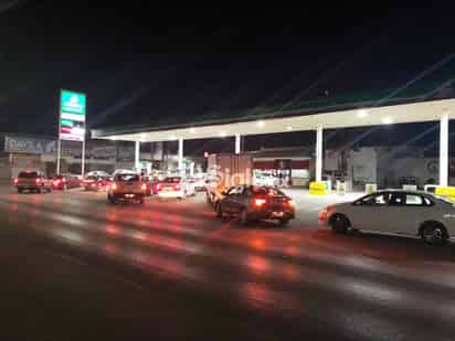 Abarrotan. Luego del rumor generado en redes sociales, laguneros realizan compras de pánico en gasolineras de la región. (JOSÉ HERNÁNDEZ)