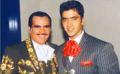 Celebra. Alejandro Fernández publicó en su cuenta en Twitter un video por el cumpleaños de su padre Vicente Fernández. (ESPECIAL)