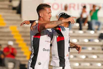 El argentino Leonardo Ramos (i) puso fin a su racha de 402 minutos sin anotar para hacerse presente. (Jam Media)