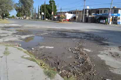 Castillo informó hoy lunes que se han visto afectados por el tianguis que se instala cada fin de semana en el sector, precisamente frente a las instalaciones de la escuela, en la avenida Allende. (ARCHIVO)