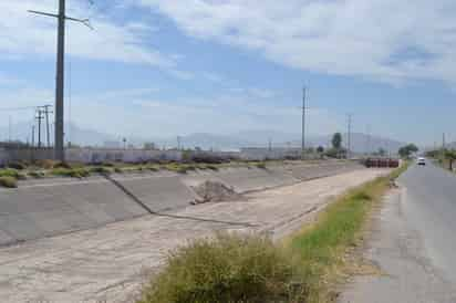 Gran parte del canal del Sacramento ya está totalmente limpia, luego de que hace semanas la Conagua iniciara labores de limpieza de los canales principales, previo al inicio del próximo Ciclo de Riego Agrícola que iniciará los primeros días del mes de marzo. (EL SIGLO DE TORREÓN)