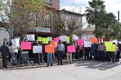 Los manifestantes llegaron aproximadamente a las ocho de la mañana y permanecieron después de la una de la tarde; amenazaban con trasladar la protesta a los hospitales.  (EL SIGLO DE TORREÓN/MARY VÁZQUEZ)