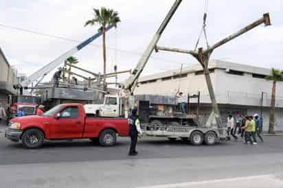 Retiran. Parte de los 160 millones de pesos de la inversión aplicada en 2008 para crear el Paseo Peatonal Cepeda-Valdez Carrillo, se irán a la basura con el retiro de los primeros 'tabaretes' de lámina y postes de fierro donde operaban decenas de ambulantes. (VERÓNICA RIVERA)
