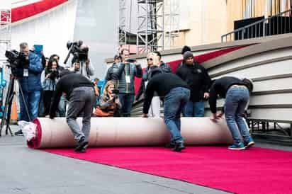 Preparativos. Desde ayer, varios trabajadores colocan la alfombra roja. (EFE)