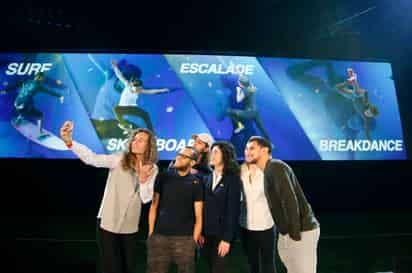 La surfeadora francesa Justine Dupont se saca una selfie con el francés Ali Ramdani (breakdance), el italiano Ivan Federico (skateboarding), la francesa Charlotte Hym (skateboarding), la francesa Julia Chanourdie (escalada) y Mounir Biba (breakdance) en una rueda de prensa. (AP)