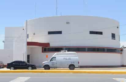 A simple vista se le apreciaron dos impactos de bala en la cabeza, al lado de la oreja izquierda, además tenía las manos atadas a la espalda y un cordón amarrado en el pie derecho. (EL SIGLO DE TORREÓN)