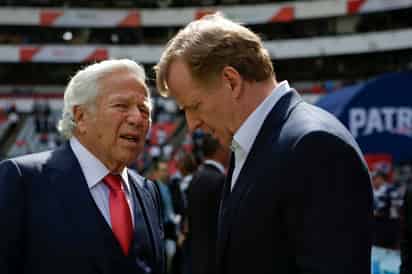 En esta imagen de 2017, el comisionado de la NFL Roger Goodell (d) habla con el propietario de los Patriotas de Nueva Inglaterra Robert Kraft antes del juego entre los Patriotas y los Raiders de Oakland en la Ciudad de México.