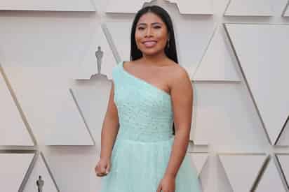 Yalitza Aparicio apareció en la alfombra roja de los premios Oscar con un vestido color menta. (ARCHIVO)