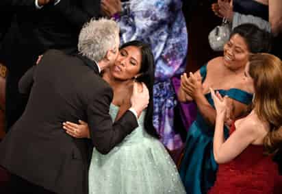 En el escenario. El elenco de Green Book reciben el premio como mejor película. (ARCHIVO)