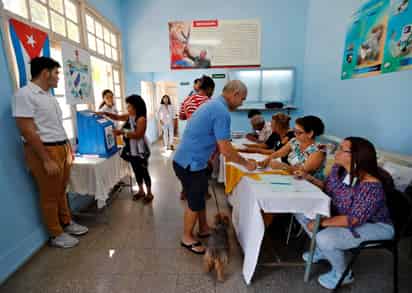 Aproximadamente 300,000 votos fueron considerados como inválidos debido a que estaban en blanco o pintarrajeados. En tanto, 706,400 personas votaron en contra de la reforma constitucional. (EFE)