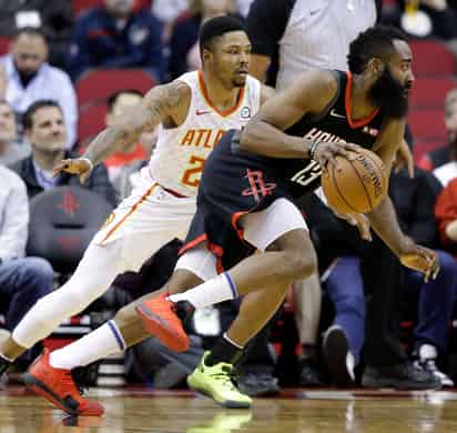 James Harden (d) terminó el juego con 28 puntos y puso fin a su racha de 32 duelos al hilo anotando 30 o más puntos.