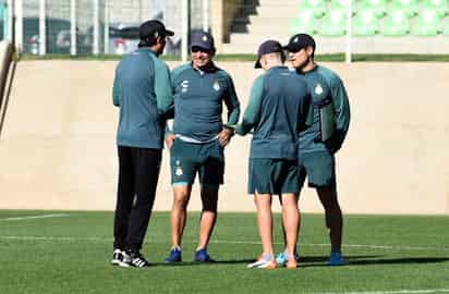 Salvador Reyes analiza con su cuerpo técnico posibles cambios en la alineación para hoy.
