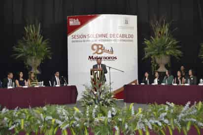 El presidente municipal de Matamoros, Horacio Piña Ávila, dio lectura al decreto que elevó a Matamoros al rango de ciudad, hace 93 años. (EL SIGLO DE TORREÓN/EDITH GONZÁLEZ)