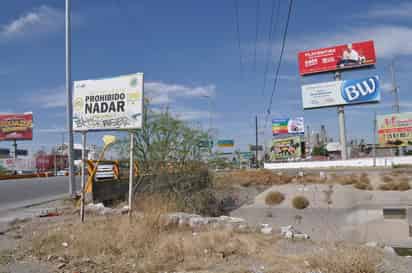 Consideran que los anuncios donde se advierte que se prohíbe nadar en los canales han servido como prevención. (FABIOLA P. CANEDO)