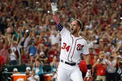 Bryce Harper festeja tras ganar el Derby de Jonrones en Washington, en julio de 2018.