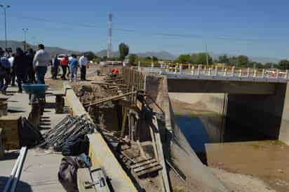 Básicamente la obra consiste en una ampliación de 10 metros con 50 centímetros de cada lado. Actualmente hay dos carriles de 3.50 y habrán de tener 4 carriles, que medirán cada uno lo mismo, igual que el espacio adicional que destinado para la vuelta derecha. (EL SIGLO DE TORREÓN)