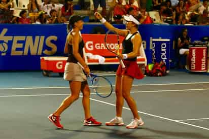 Giuliana Olmos (i) se convirtió en la primer mexicana en llegar a una final del Abierto Mexicano ya que con su pareja Desirae Krawczyk derrotaron 7-5, 7-6 a Cornelia Lister y Renata Voracova en la semifinal. (Especial)