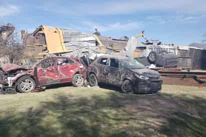 Los vagones del ferrocarril transportaban vehículos nuevos y aparatos electrodomésticos entre otros artículos, por lo que las pérdidas fueron millonarias. (EL SIGLO DE TORREÓN) 