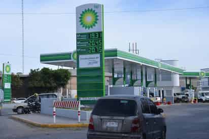Hasta julio pasado, la Comisión Reguladora de Energía (CRE) contabilizaba 12 mil 047 estaciones de servicio operando en México, de las cuales tres mil 088 operaban bajo 49 nuevas marcas, equivalente al 26 por ciento. (ARCHIVO)