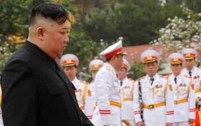 El tren acorazado donde viajaba Kim concluyó así un trayecto que comenzó el sábado desde la localidad vietnamita de Dong Dang, justo después de que el líder norcoreano asistiera a los últimos actos de su visita oficial de dos días a Vietnam. (ARCHIVO)