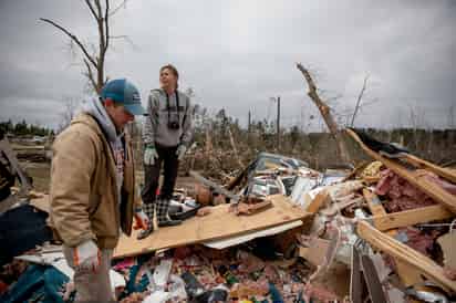 Un tornado barrió el sureste de Alabama el domingo, dejando al menos 23 fallecidos y varios heridos más en una jornada en la que un sistema de fuertes tormentas causó daños catastróficos. (AP)