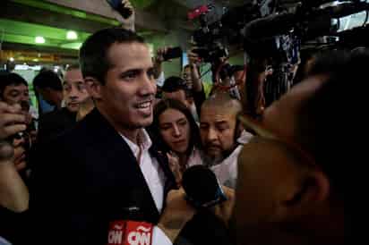 Juan Guaidó fue recibido por una multitud en el aeropuerto, y dijo a periodistas: 'Seguimos en la calle, seguimos movilizados'. (AGENCIAS)