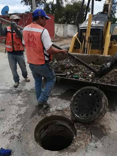 Obras Públicas lleva a cabo un programa de limpieza en alcantarillas del municipio de Matamoros. (EL SIGLO DE TORREÓN)