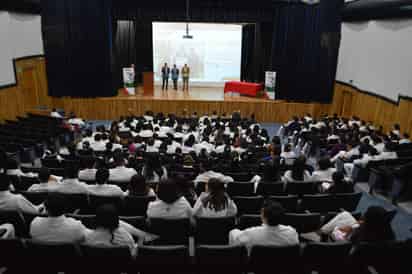 La charla de los investigadores se realizó el martes en la mañana en la Facultad de Medicina de Torreón, organizó Fundación Colosio. (ROBERTO ITURRIAGA)
