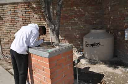 Los alumnos de la secundaria de Monterreal tenían la preocupación de que se podía terminar el agua en el transcurso del día. (FABIOLA P. CANEDO)