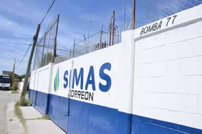 Después de que el alcalde de Torreón, Jorge Zermeño, amagara con 'colgarse de la luz' y comenzarle a cobrar el Impuesto Predial a la Comisión Federal de Electricidad por los cortes de energía, finalmente su gobierno erogó al Simas un apoyo transitorio. (FERNANDO COMPEÁN)