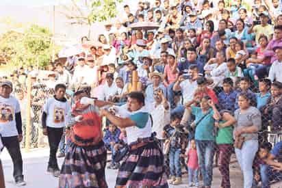 Los Xochimilcas visten una nagua amarrada con un rebozo para honrar la historia oral de su pueblo, que cuenta que sus antepasados hombres se vistieron de mujer para engañar a los guerreros mexicas que constantemente los invadían y ganarles el combate. (EL UNIVERSAL)