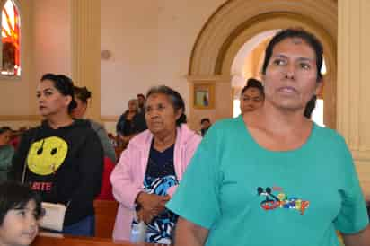 Llevan ceniza a domicilios para que tomen ceniza quienes no pueda acudir a la Iglesia. (EL SIGLO DE TORREÓN/EDITH GONZÁLEZ)