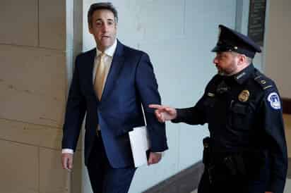 En breves declaraciones a periodistas, el abogado Michael Cohen dijo que han sido 'un par de días largos'. (EFE)