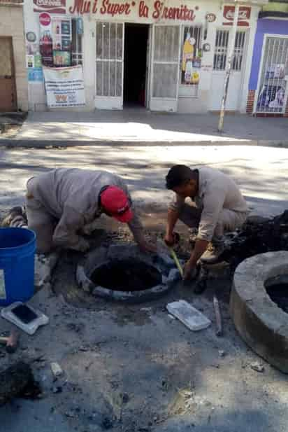 Estos trabajos se realizan con la intención de sustituir todas las tapas dañadas por el flujo vial pesado y también las que se robaron. (EL SIGLO DE TORREÓN)