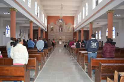 Acuden cientos de familias a las celebraciones con motivo del Miércoles de Ceniza y el inicio de la Cuaresma, en la parroquia del Sagrado Corazón de Jesús. (EL SIGLO DE TORREÓN/CLAUDIA LANDEROS)