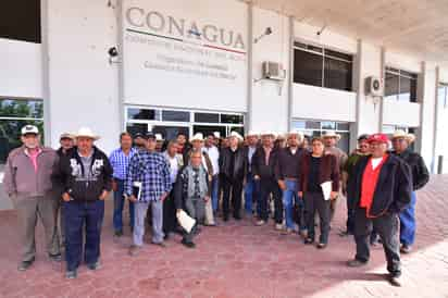 Un grupo de campesinos se manifestaron para exigir solución a su denuncia sobre el presunto robo de agua. (ERNESTO RAMÍREZ)