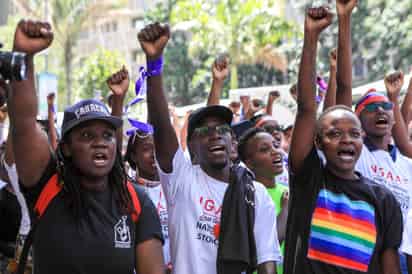Alrededor de cien mujeres protestaron en Nairobi, capital de Kenia en una región donde existen fuertes desigualdades entre hombres y mujeres.
