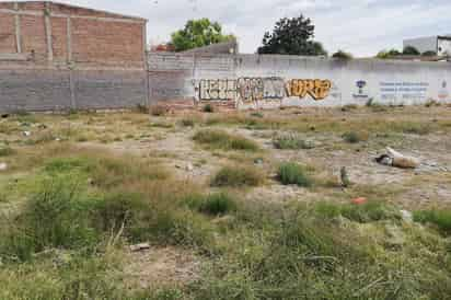 En el área ya se observan escombros y pedazos de llantas, además de bolsas de plástico con desechos. (EL SIGLO DE TORREÓN)