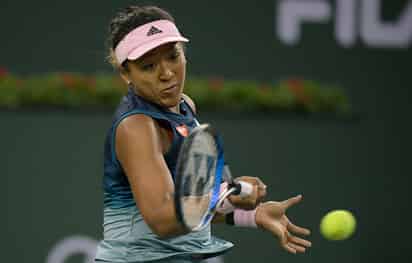 La japonesa Naomi Osaka regresa un disparo de Danielle Collins en el duelo del Masters de Indian Wells, ayer.