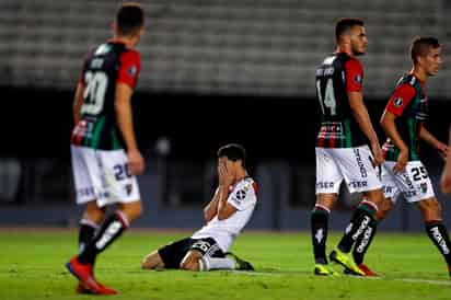 Ignacio Fernández (c), de River Plate, en lamento durante el juego de fase de grupo de la Copa Libertadores en Buenos Aires.