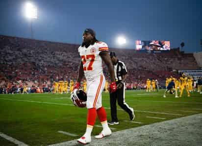En esta foto del 19 de noviembre de 2018, el running back Kareem Hunt, de los Chiefs de Kansas City, se retira de la cancha tras un partido contra los Rams de Los Ángeles. La NFL ha suspendido a Hunt, ahora jugador de los Browns de Cleveland, ocho partidos por patear a una mujer. (AP Foto/Kelvin Kuo)