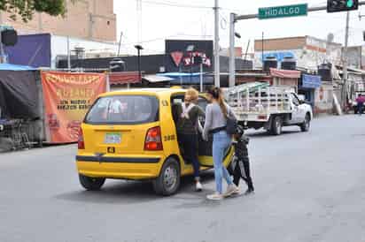 Las quejas las pusieron personas de avanzada edad, que tienen dificultad para conseguir trabajo y optan por emplearse como choferes de taxis, pero les negaban los documentos por estar 'fichados'.