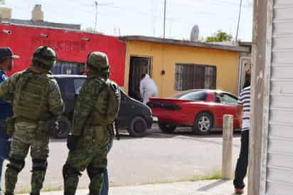 Elementos del área de Feminicidios de la Fiscalía General del Estado fueron quienes se hicieron cargo de las investigaciones en la casa amarilla donde fueron encontrados los tres cuerpos. (EL SIGLO DE TORREÓN)