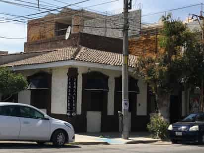 El Salón Versalles tiene más de 100 años de haber sido creado y se mantiene el giro de que sea únicamente un espacio para los varones.