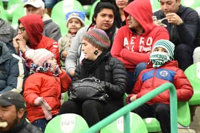Aficionados tuvieron que sacar sus chamarras y bufandas ayer para ir al estadio Corona.