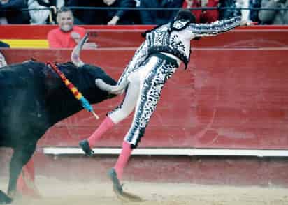 Enrique Ponce ingresó herido a la enfermería. (EFE)