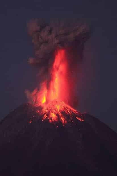 Sin sobresaltos, ni preocupaciones durmieron sus casi 5 mil habitantes pese a la explosión de Don Goyo. (TWITTER)