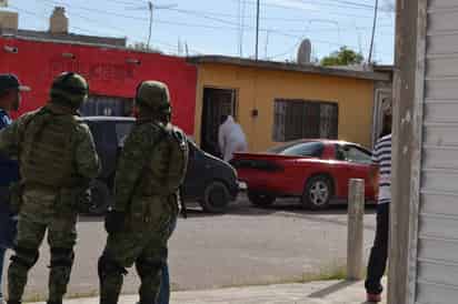 Se presume que un hombre asesinó a las dos mujeres y luego se suicidó. Una de las occisas era su pareja sentimental y la otra, comadre de ésta. Por la relación podría tipificarse como feminicidio. (EL SIGLO DE TORREÓN)